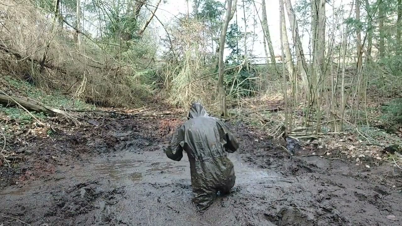 Im Regenoverall in den Schlamm. Teil 4