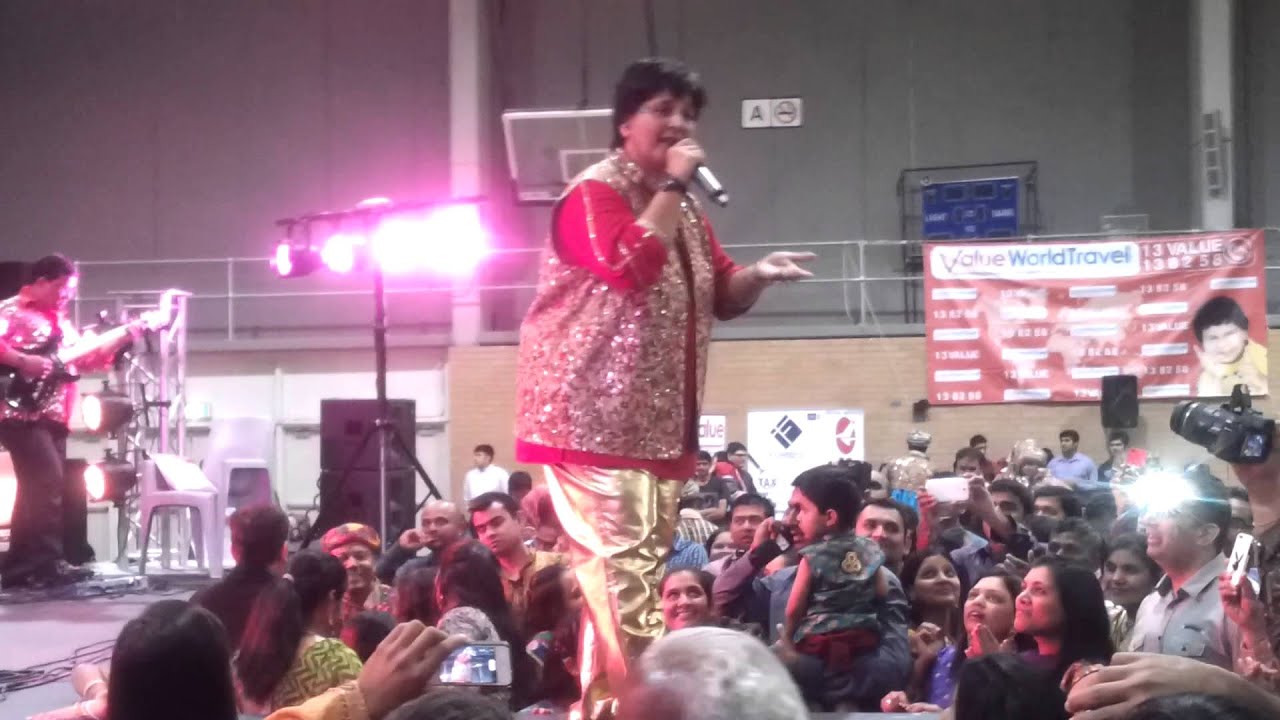 Falguni Pathak singing sanedo 2013.mp4