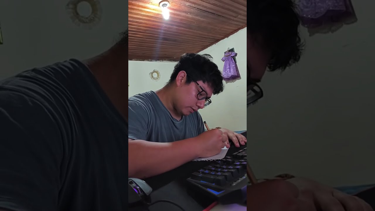 escuchando relatos de terror😅 y  Dibujando animados
