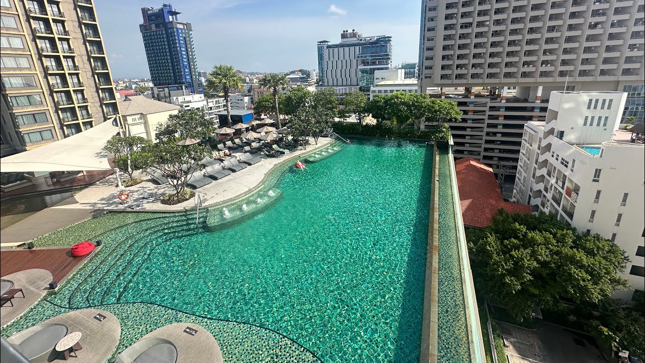 Holiday Inn Pattaya Beach Hotel Tour & Review
