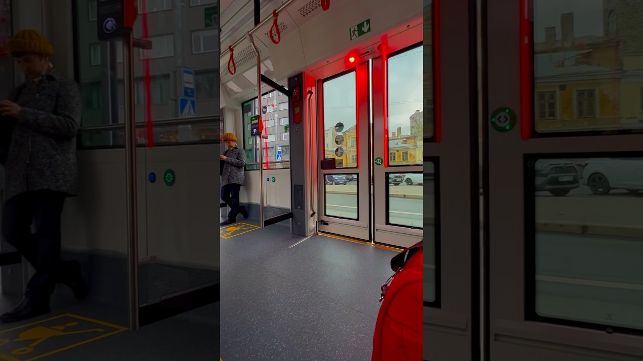 Open the door #closing #in Tallinn🇪🇪🚃🚪#tram #publictransport  #shortvideo #ytshortsvideo