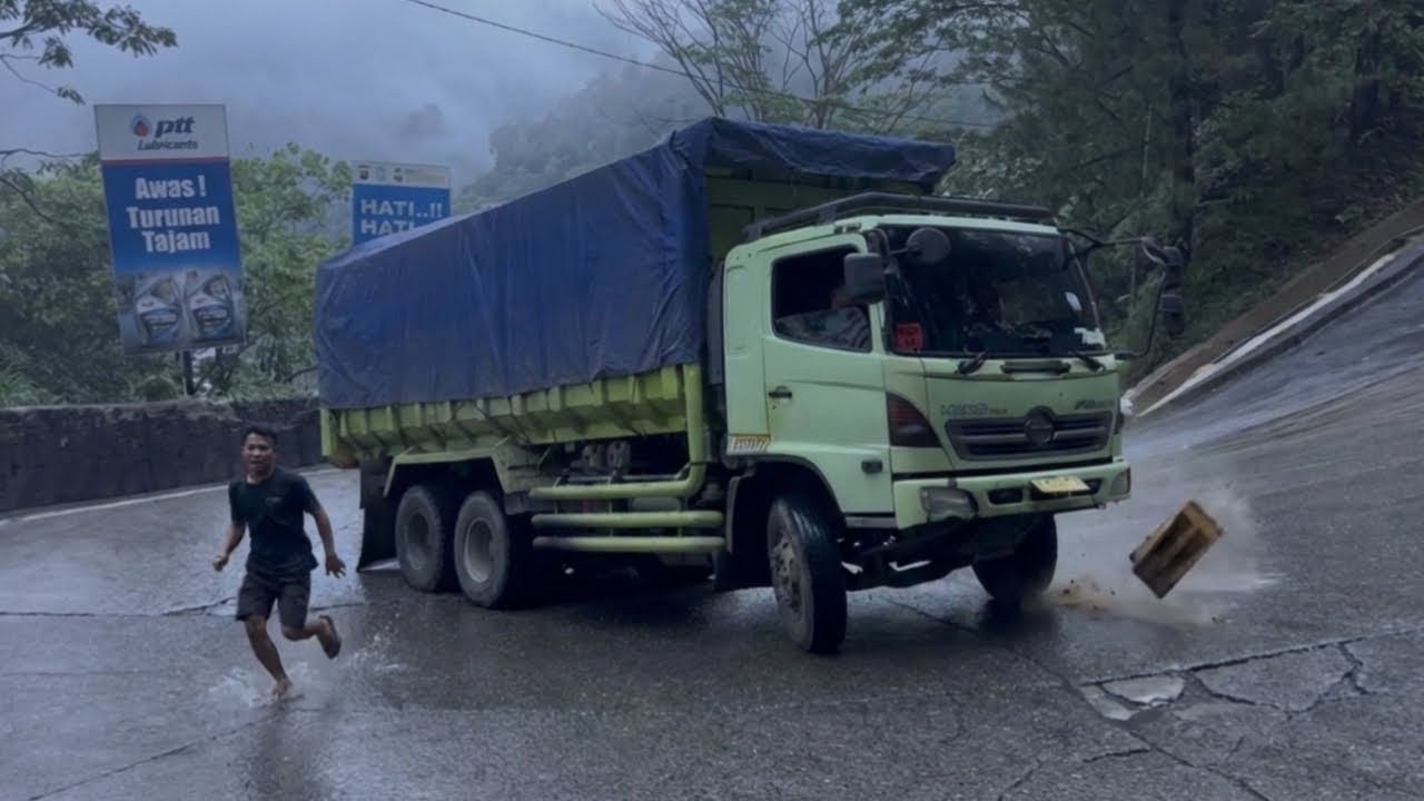 Lari Pontang Panting, Drama Buruk Dump Truck Hino di Tanjakan Sitinjau Lauik