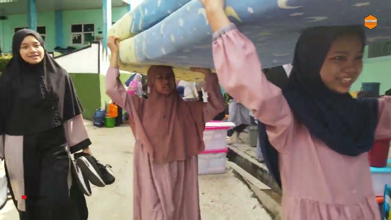 MOMENTUM PERPINDAHAN KAMAR ASRAMA // SANTRI PUTRI PONTREN HUSNUL KHOTIMAH 1 KUNINGAN JABAR ///