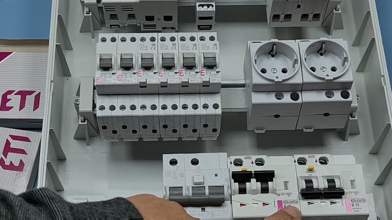 Un mic tablou electric ETI echipat cu RCD-uri si AFDD-uri.