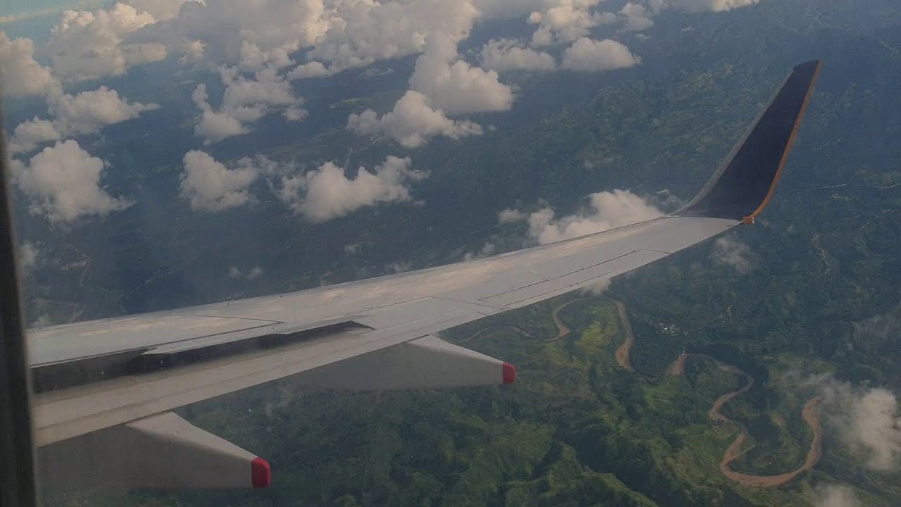 ONBOARD Singapore Airlines Boeing 737-800 Landing in Davao