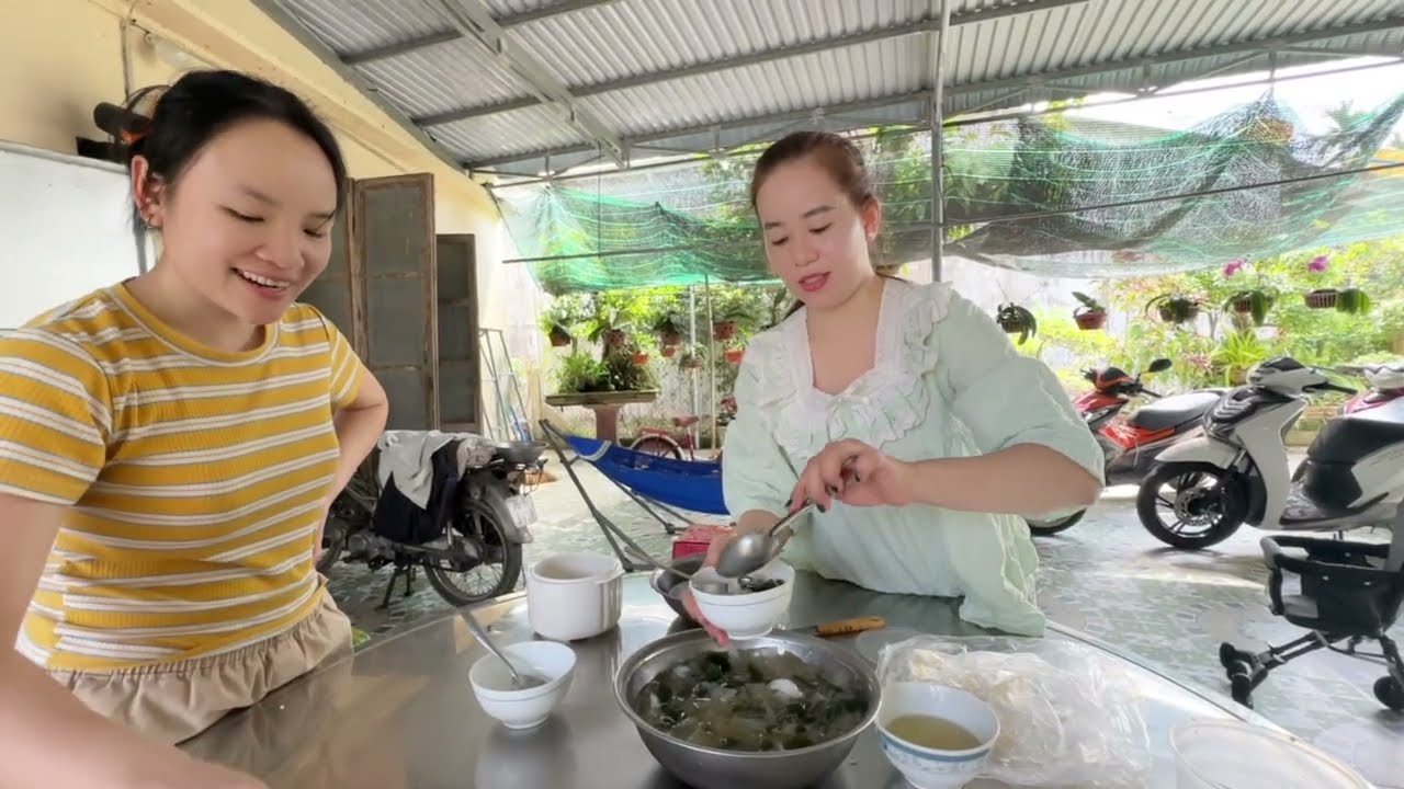 Bữa cơm đơn giản đông đủ các thành viên tại nhà ngoại .