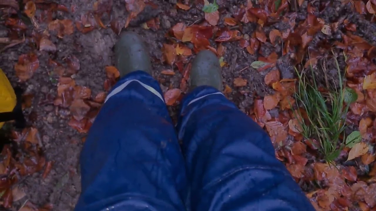 Mit DrippDropp Regenhose und Regenjacke durch den Wald im str&ouml;menden Regen