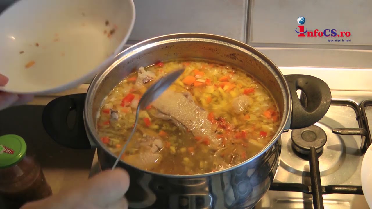 Ciorba acră de cocoș bănățenească sau borș de cocos cu tăiței - pentru moldoveni