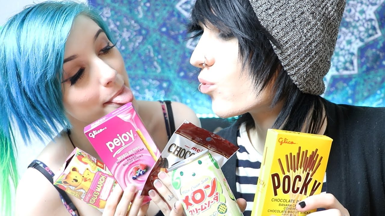 COUPLE TRYING JAPANESE CANDY!