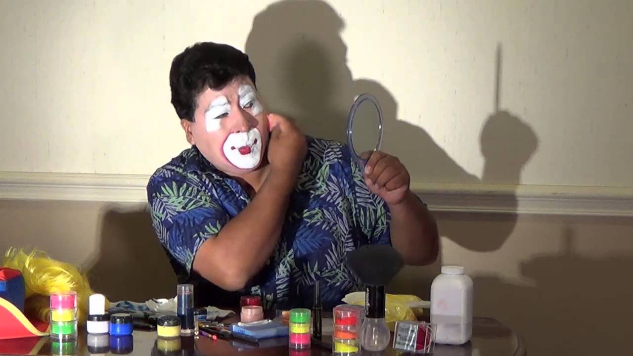 Pelukyta put on his clown makeup 2013