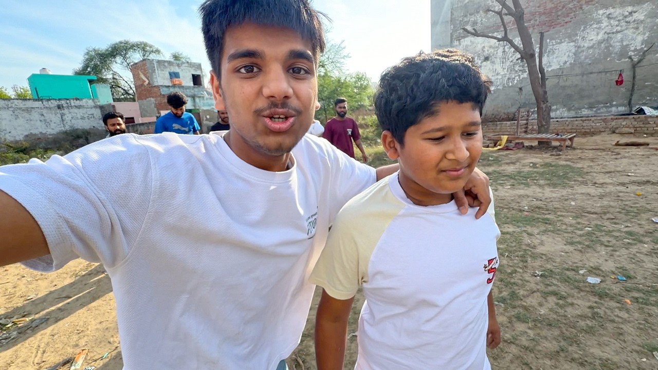 Yash Vlogging Kar raha 😁