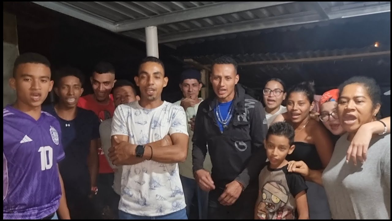 Como El Grupo Unido Que Somos Cantando Todos En Coro Esta Cancion