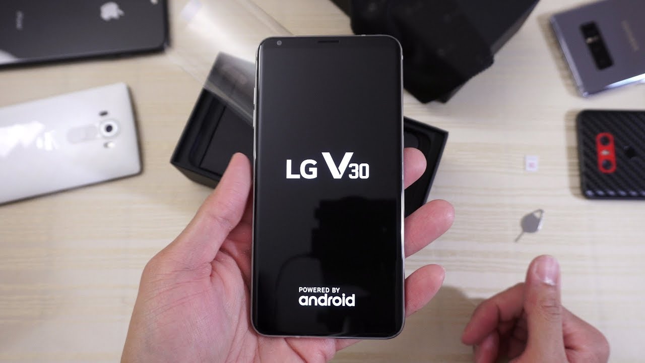 LG V30 - Unboxing! Feels SO good in hand! (4K)