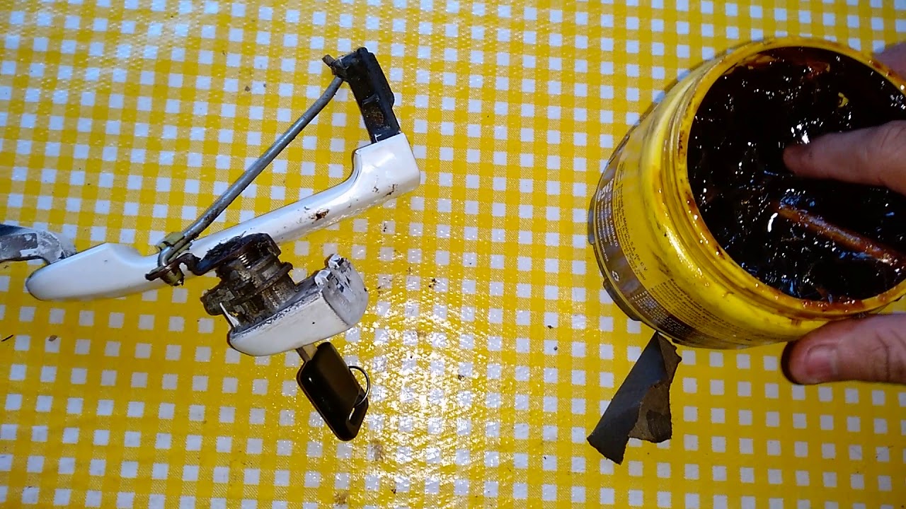 Se traba la chapa de la puerta del conductor del tiida y ya no quiere abrir ni cerrar con la llave