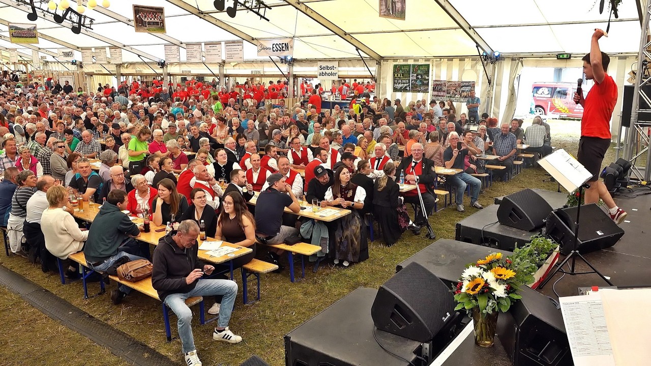 Laudatio und Ansage der Festtags-Polka 