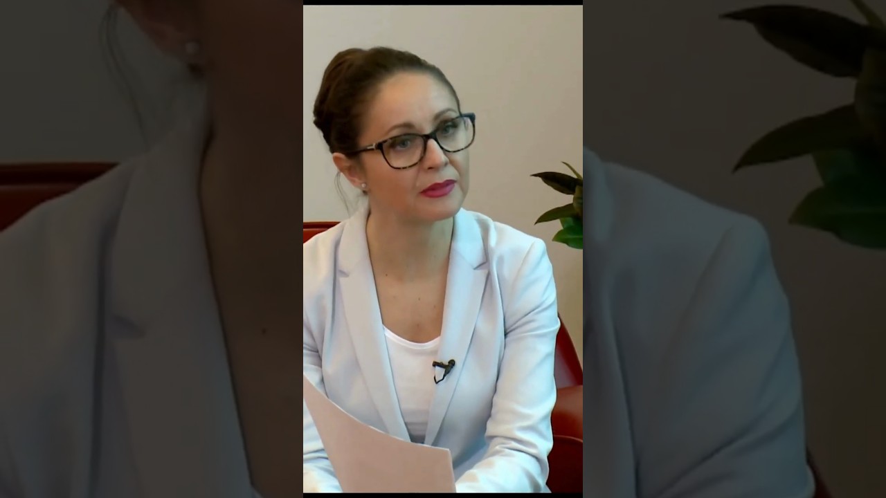 Amikor az &aacute;llamtitk&aacute;r &eacute;s az ellenz&eacute;ki riporter h&aacute;zast&aacute;rsak &eacute;s hazaviszik a munk&aacute;t