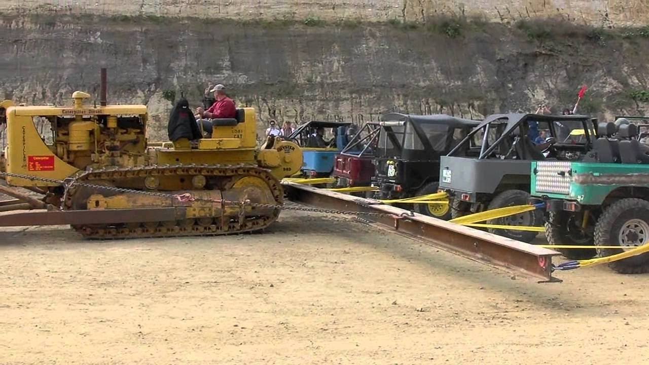 Когда большим бульдозерам нужно буксировать другие большие транспортные средства