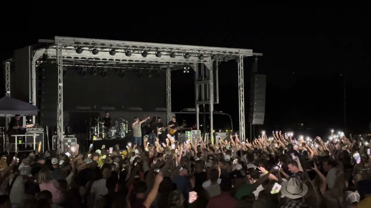 Tyler Farr - A Guy Walks Into A Bar