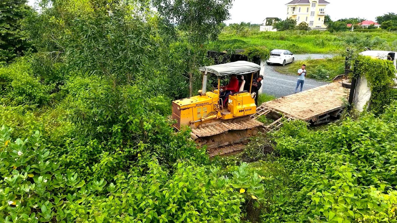 OMG!!tart a new Job Expand Basic Road Bulldozer D31P Clearing Forest In Areas Flood