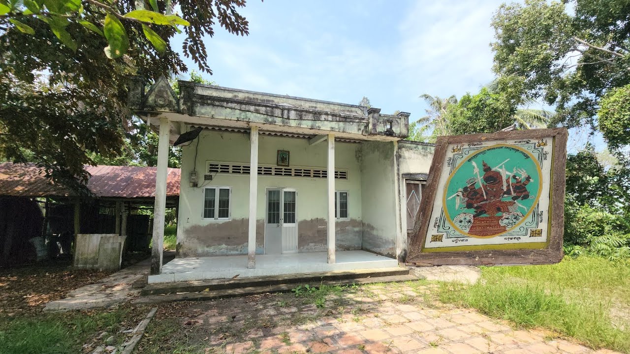 Ớn lạnh nhà hoang còn dàn máy mai có xe đạp mà không ai dám đem ra