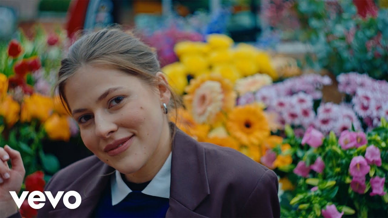 Ad&eacute;la Orlov&aacute; - Miluju (Official Music Video)