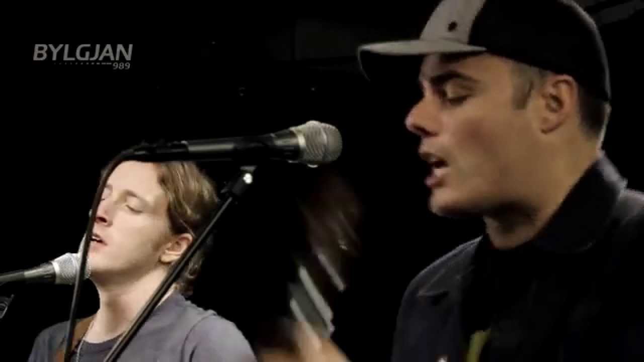 QueenExtravaganza   Tie Your Mother Down -unplugged