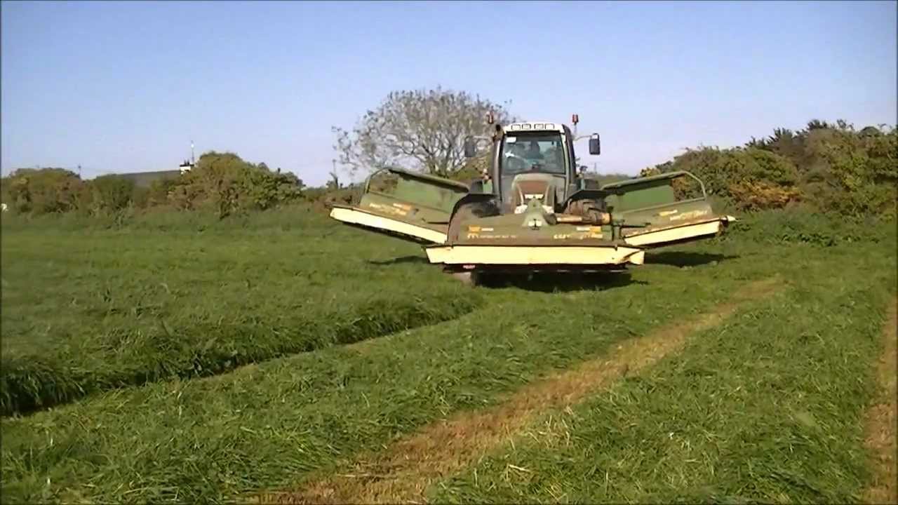 Mowing Silage with a FENDT 926