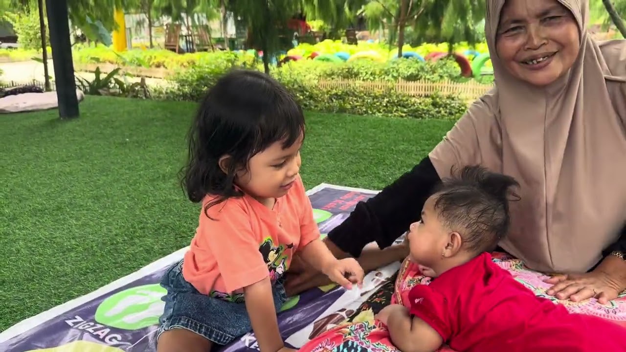 Naik becak bareng mama