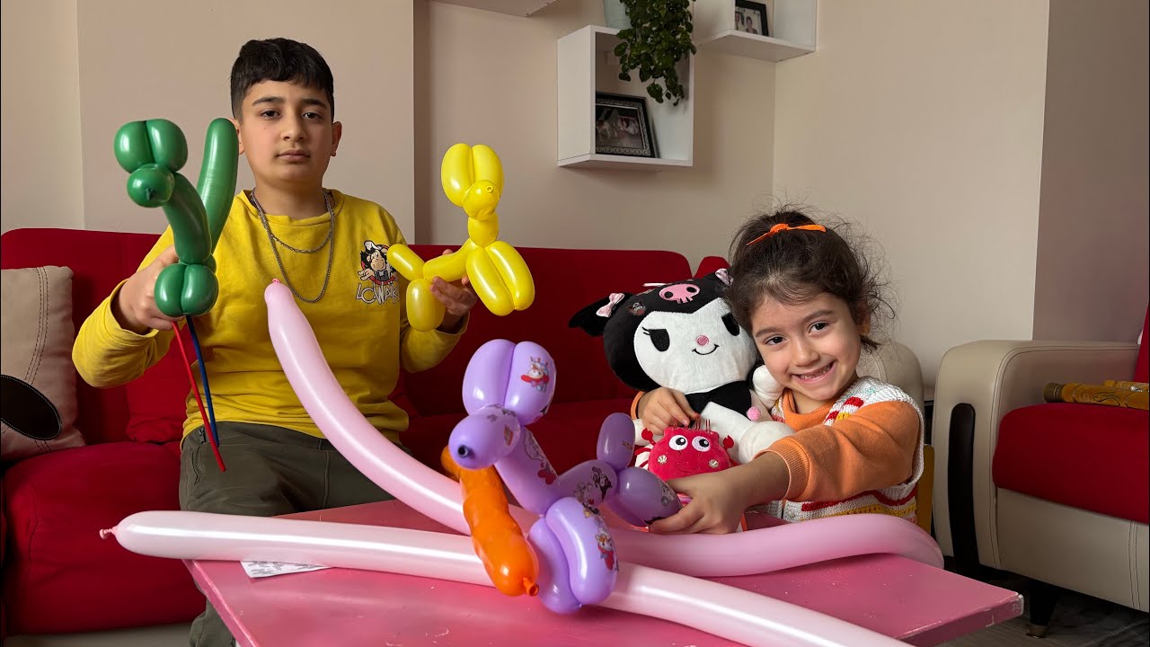 Öykü ve abisi balondan köpek yaparak eğleniyorlar kuromi oyuncak bebek ile beraber oyun oynuyorlar 