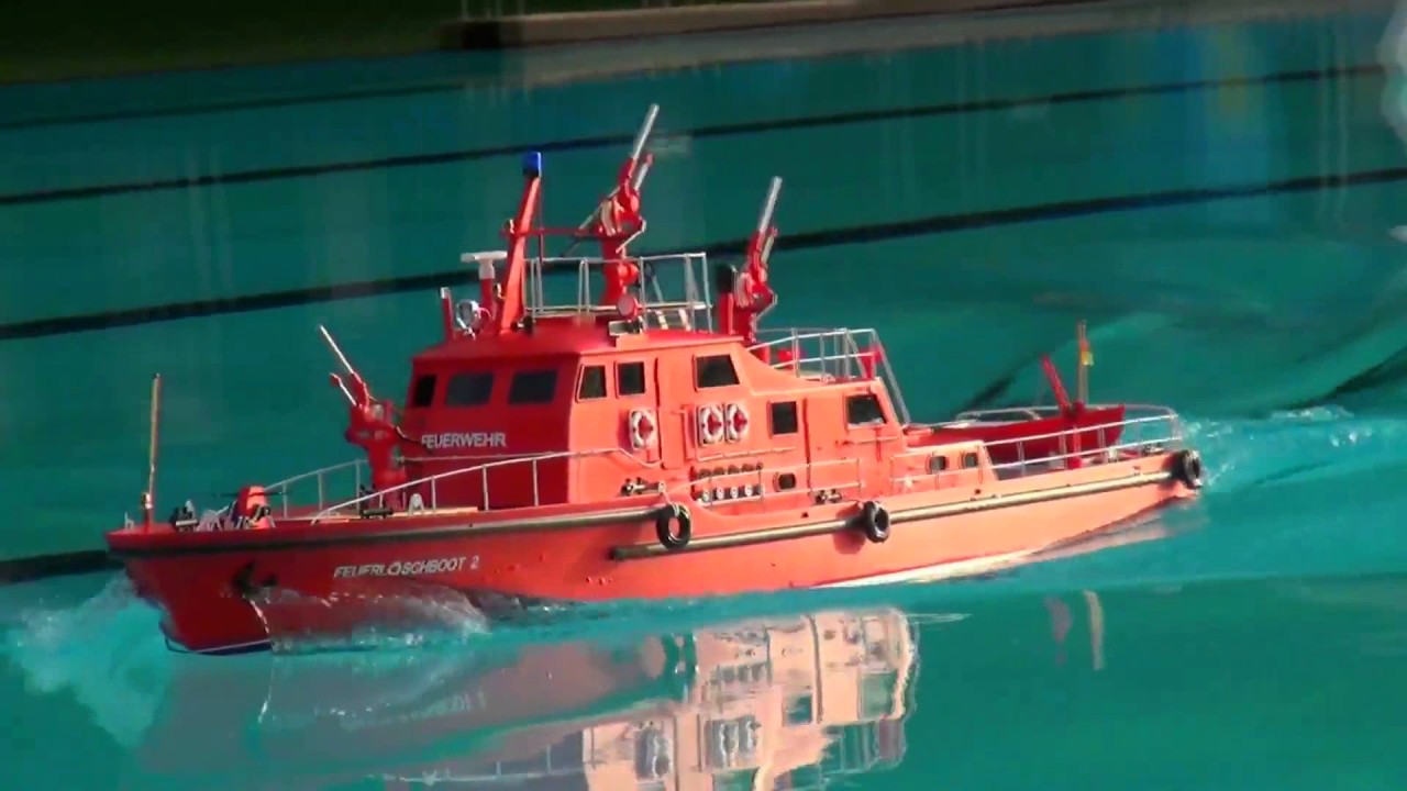 DÜSSELDORF FEUERLÖSCHBOOT FIRE  EXPLOSION  SHIPS COME TO RESCUE