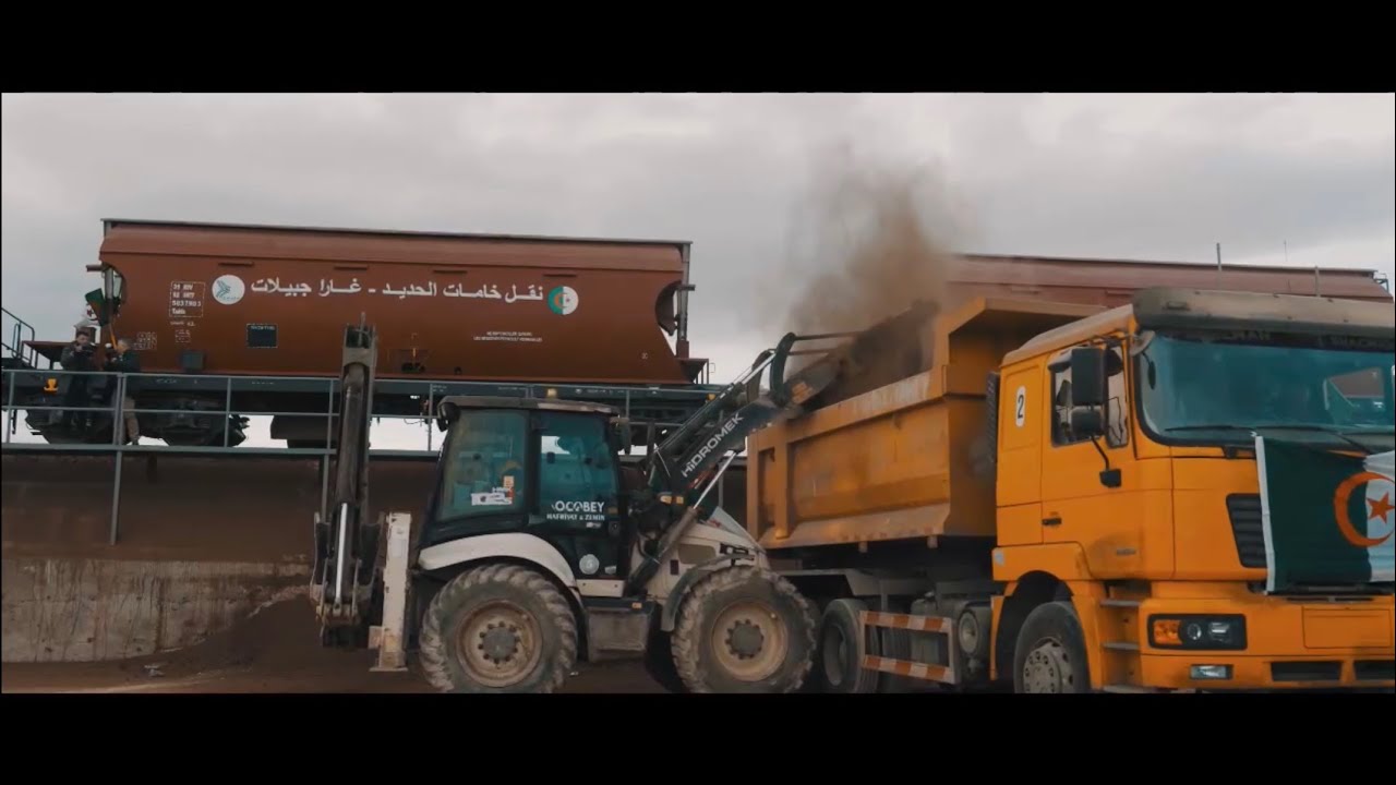 جانب من متابعة الوزير الأول لتفريغ أولى شحنات خام الحديد المستخرجة من غار جبيلات الموجهة إلى توسيالي