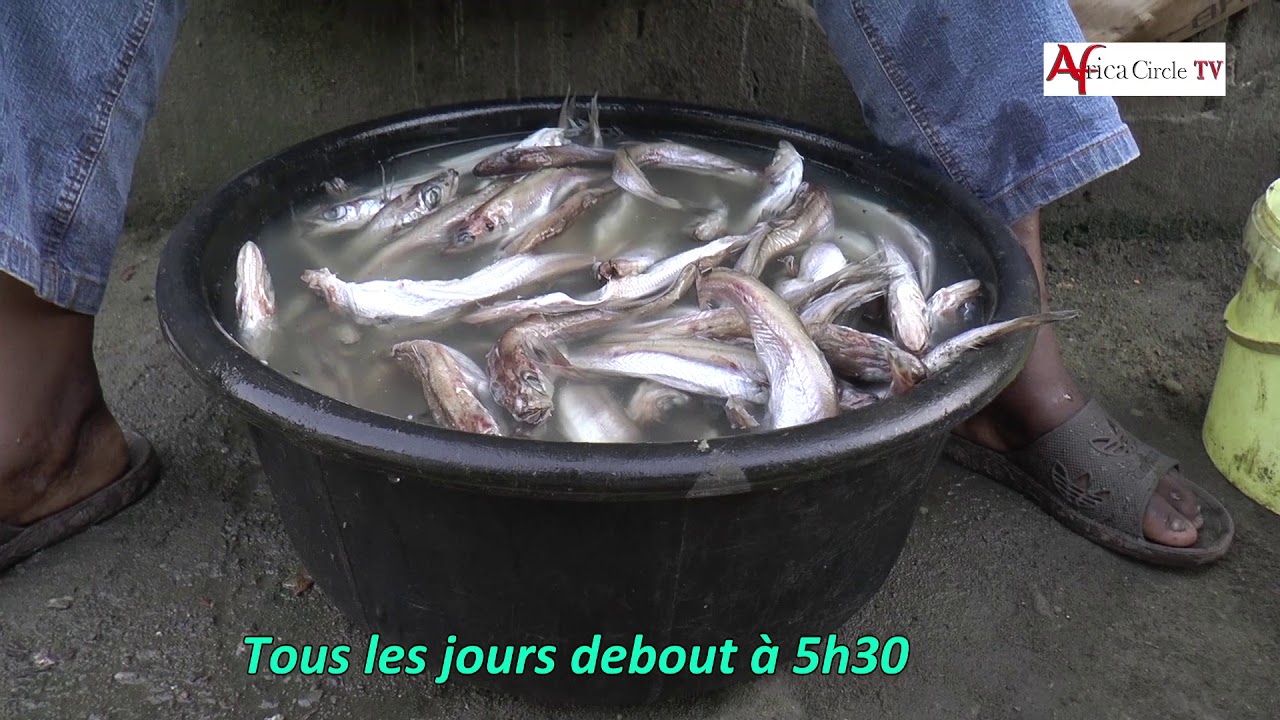 A 52 ans, elle fait du poisson fumé  pour subvenir aux besoins de sa famille
