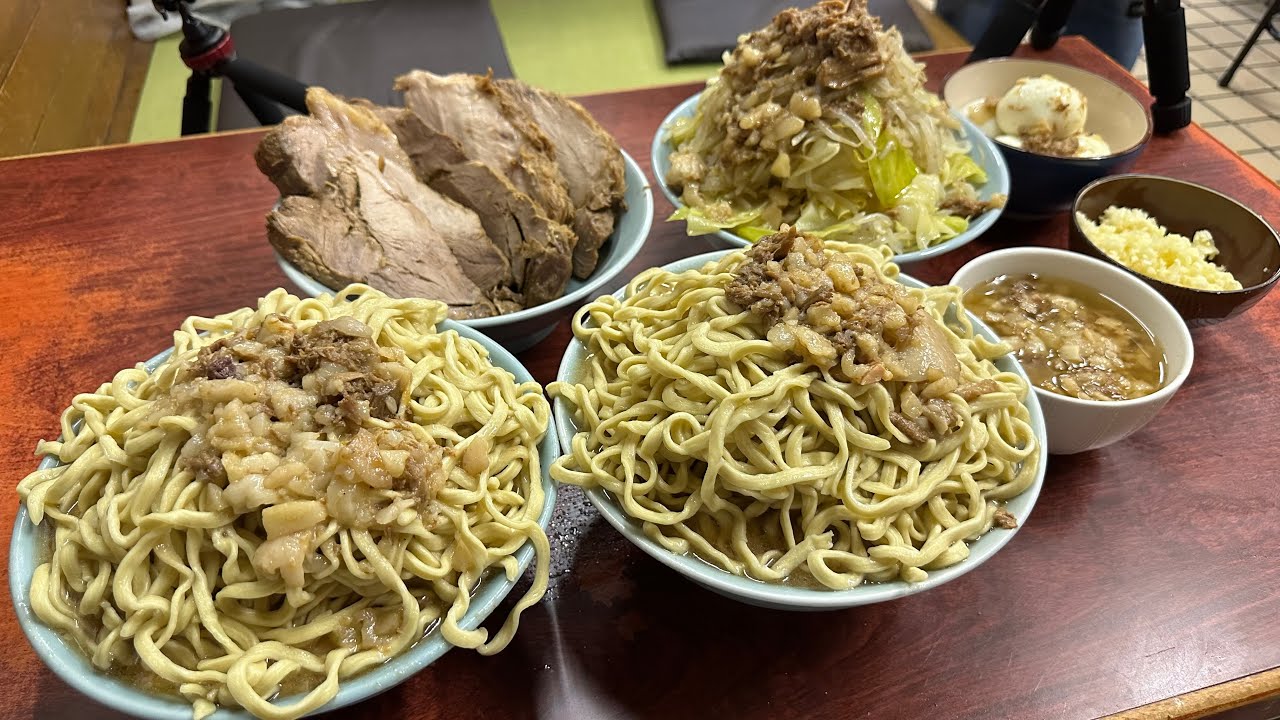 【ラーメン富士丸】チャーシューがステーキサイズな神谷本店の「ラーメン&ブタメン」の数々〜ブタカスあぶら伝説〜【大食い】