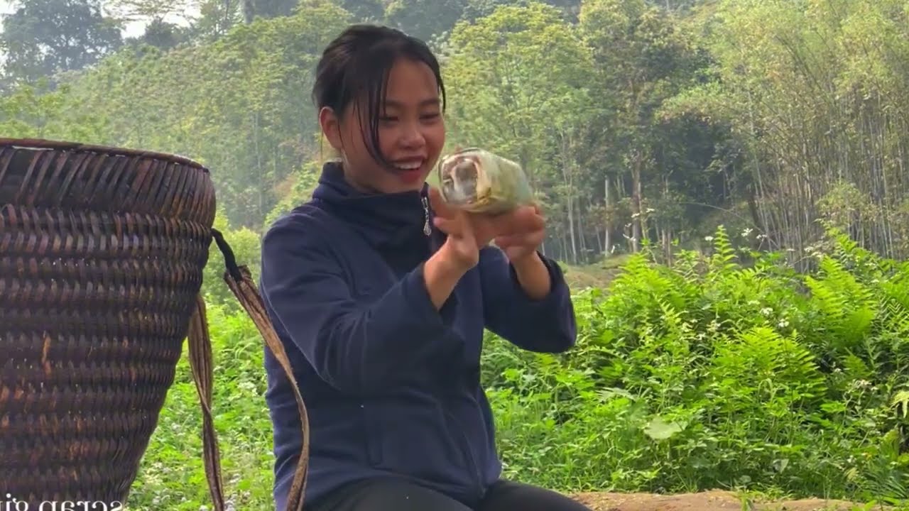 An Unbelievable Story: Scrap Girl Finds Money Inside a Glass Bottle