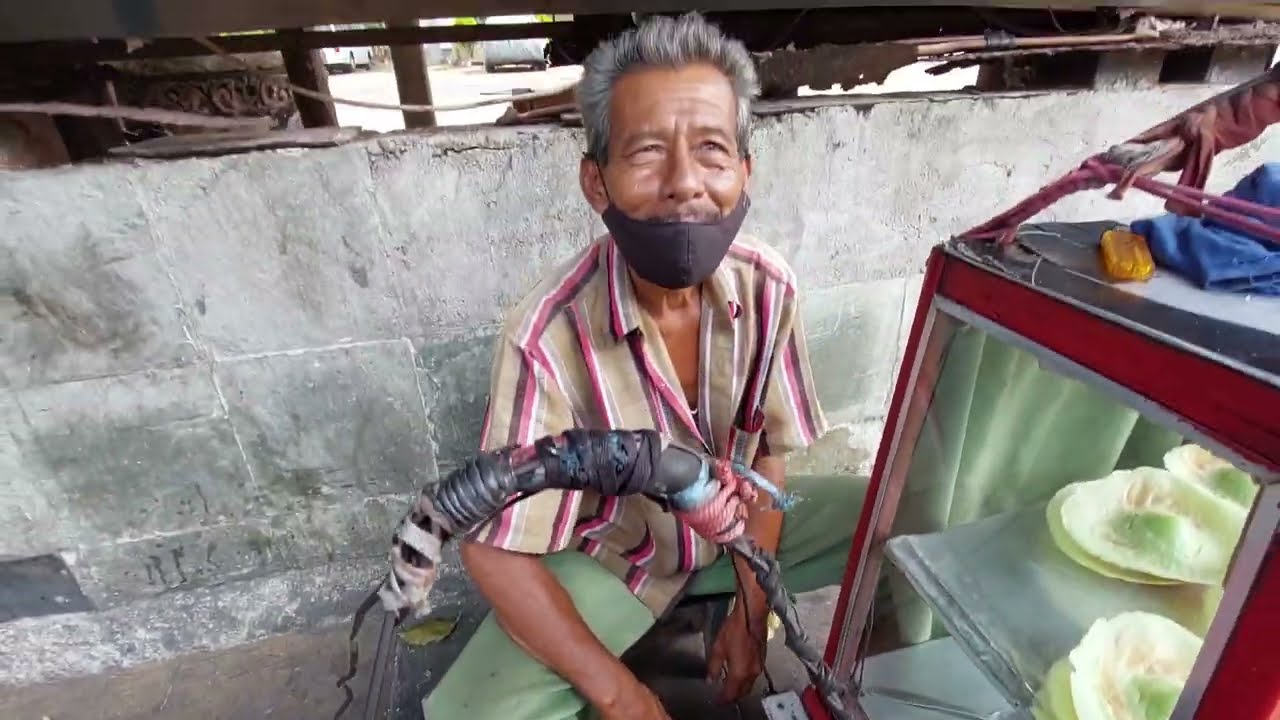 KUE BISA BIKIN AWET MUDA !!! JUALAN KUE APE DARI 1980 - INDONESIAN STREET FOOD
