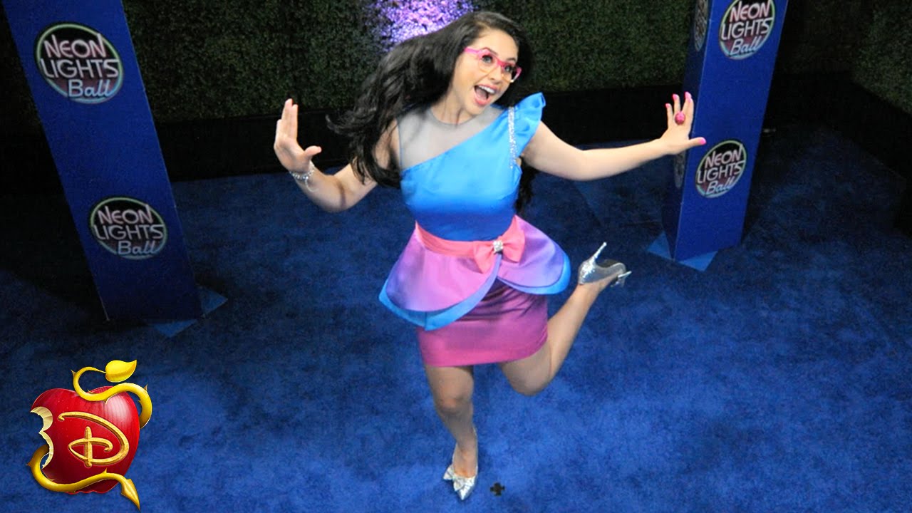 Jane | Jordan's Blue Carpet Minute | Descendants: Wicked World