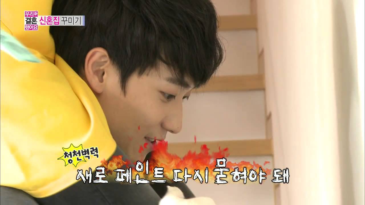 [HOT] 우리 결혼했어요 - 천장에 페인트를 칠하기 위한 윤한♥소연 부부의 달달 스킨십, 목마타기~ 20131012