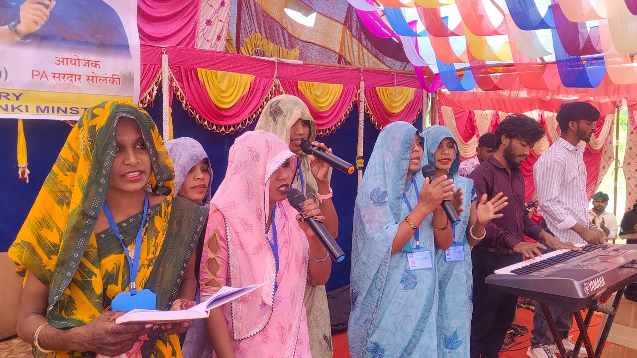 जुनलो साल जाती रयो रे जिवन तारो बदल्यो कीवी रे पावरी भाशा में गीत में नाच कर गाते हुऐ 25/12/25 🎄🎄🎄