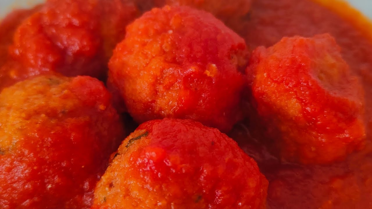 Albóndigas veganas de guisante texturizado en salsa de tomate.