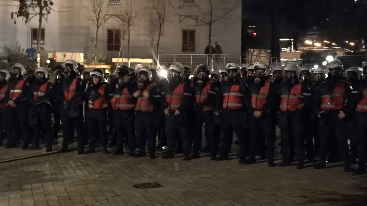 Një polic i lënduar nga hedhja e bombave molotov