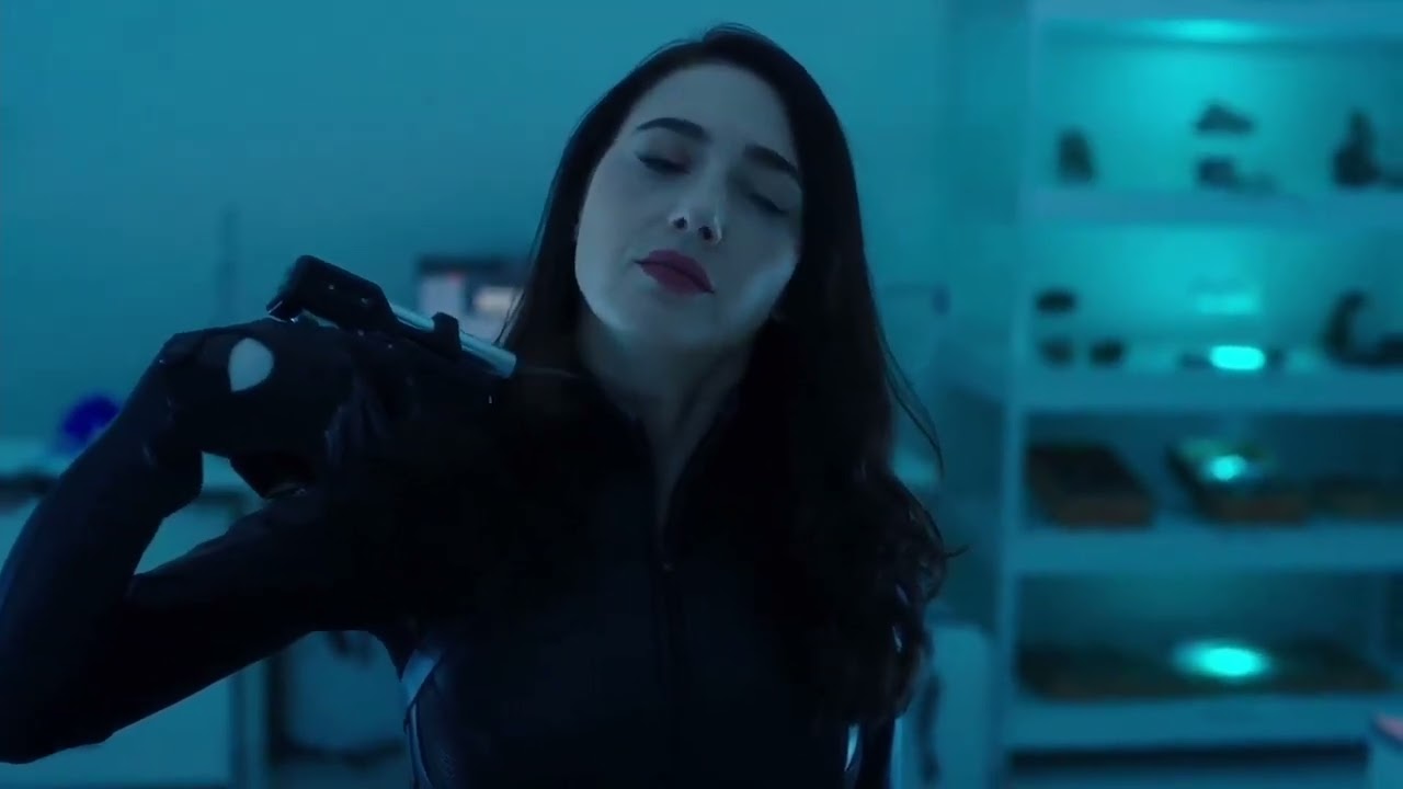 Tranquilizer dart neck woman 2