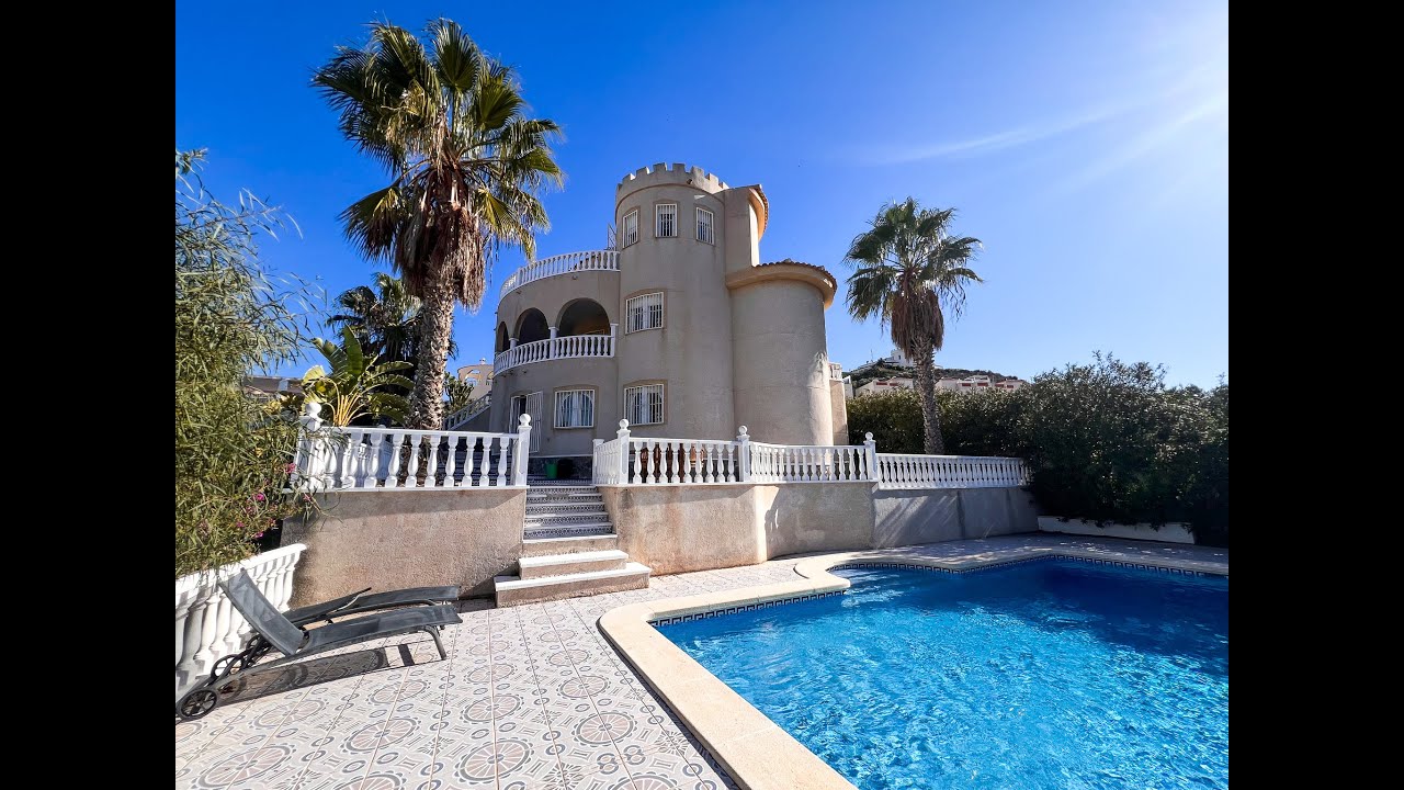 Villa estilo castillo con terrazas y vistas panorámicas en Ciudad Quesada, Alicante, Costa Blanca
