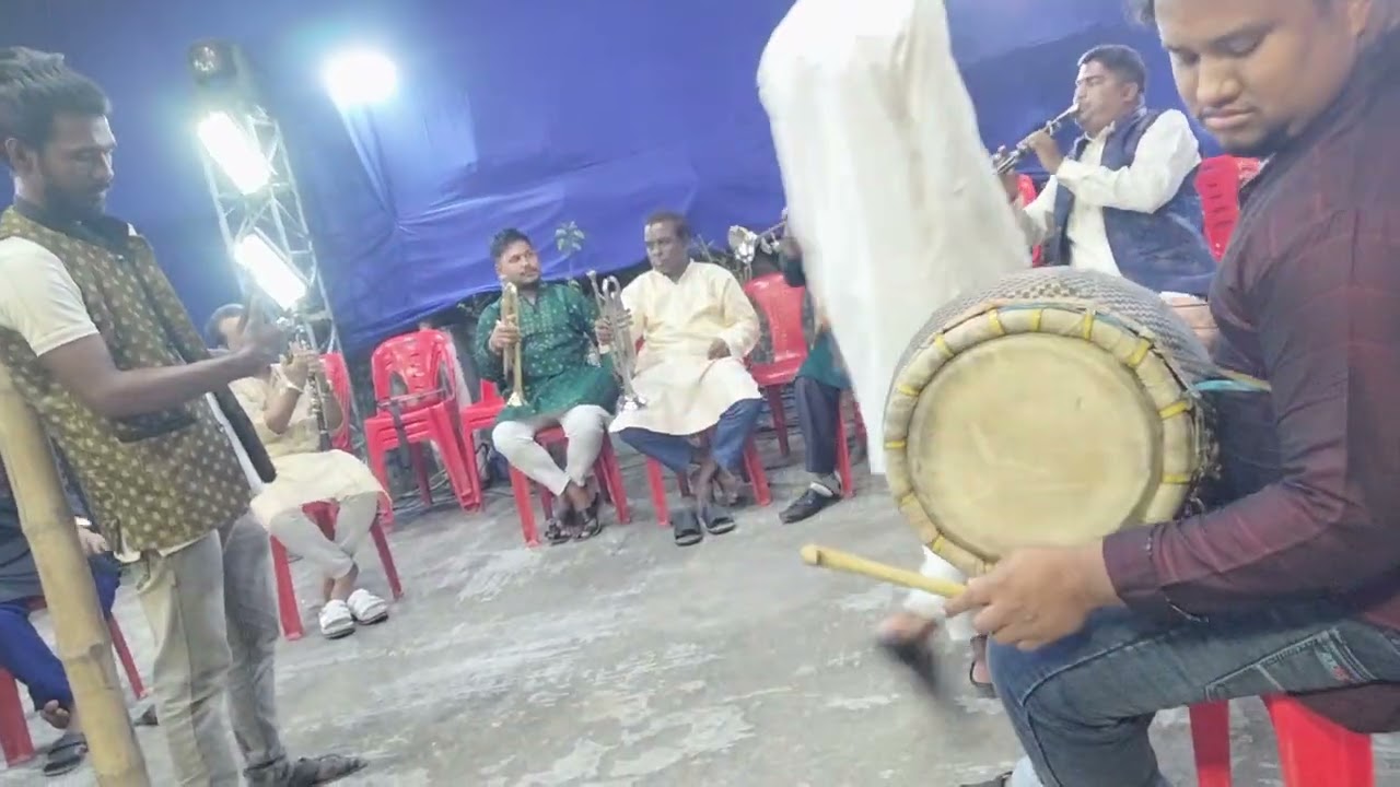 ব্যান্ড পার্টির বাজনা 