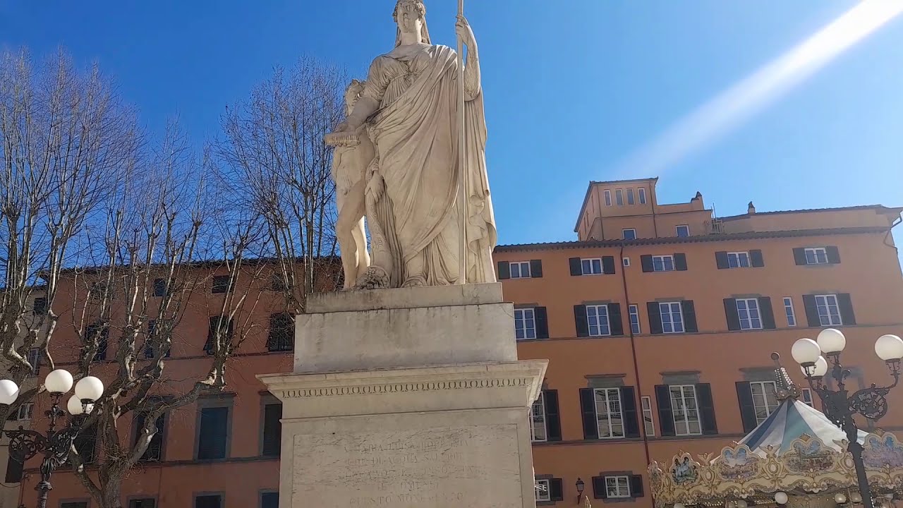 Piazza Napoleone, Lucca, Italy | Amico Padyakero