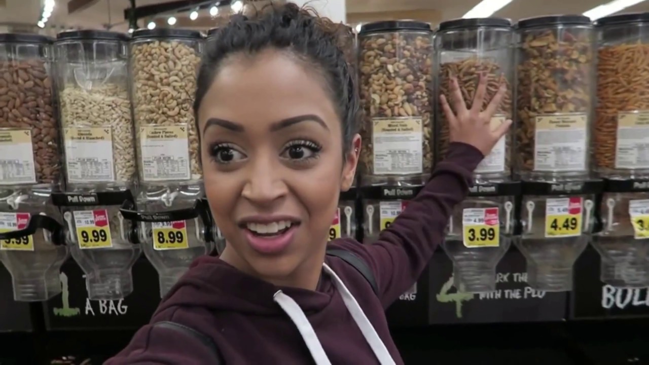 ВОРУЮ ЕДУ! ИДЁМ В ПРОДУКТОВЫЙ С ЛАЙЗОЙ КОШИ |Liza Koshy shopping
