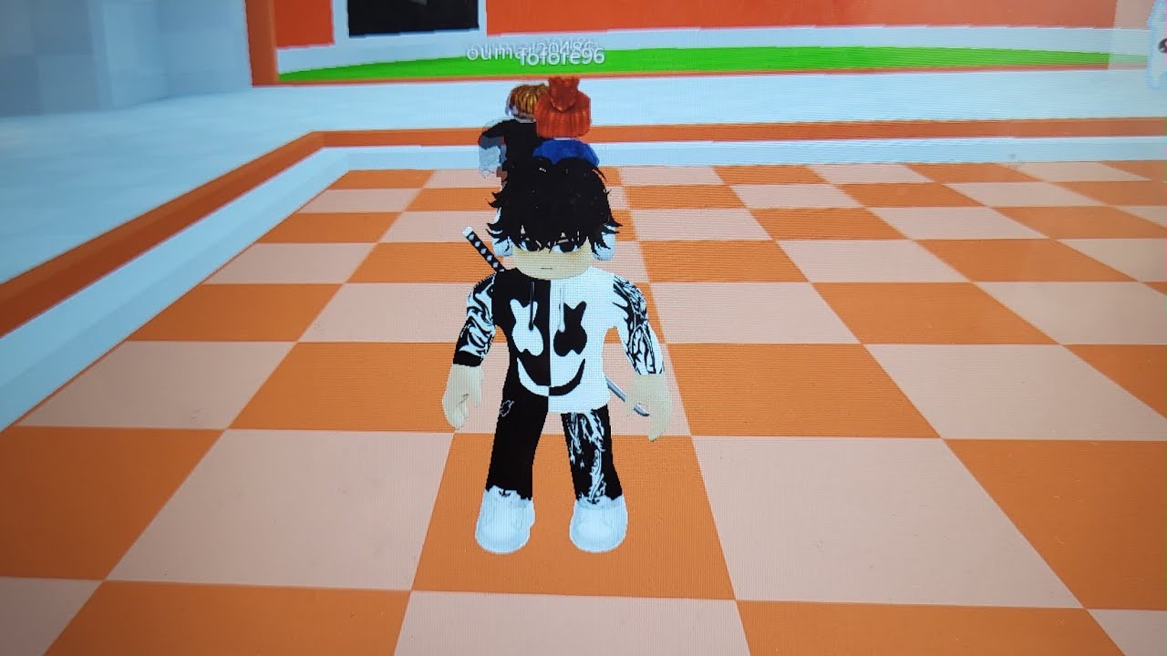 Je joue avec mon pot à Floor is lava ##luciano