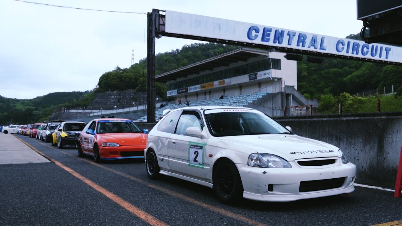 Kanjo Civics leave the pits at Central Circuit - Honda One Make Race May 2023 ホンダワンメイクレース