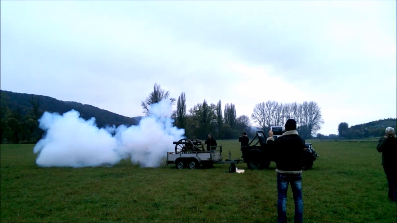 Abfeuern B&ouml;llerkanone 85mm, Hinterlader/- Salutkanone mit H&uuml;lsenauswerfer; Firing Saluting Cannon