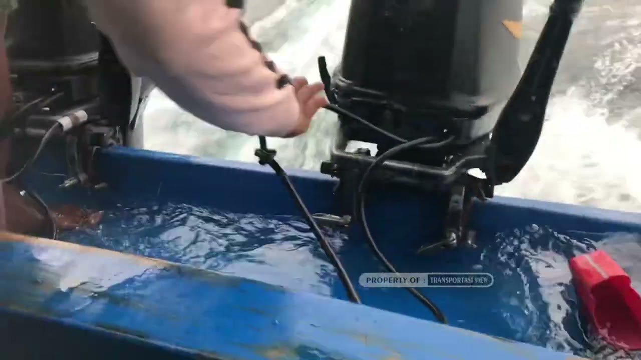 Speed Boat Menerjang Ombak