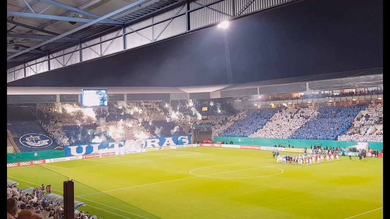 2018-10-31 - DFB-Pokal 2.Runde: F.C. Hansa Rostock - 1.FC Nürnberg - Pyro beim Einlauf